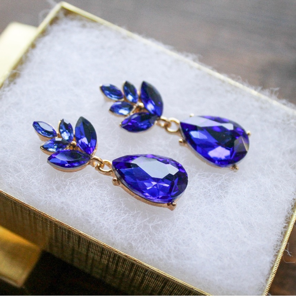 BRAND NEW Royal Blue Teardrop Dang Earrings 💙